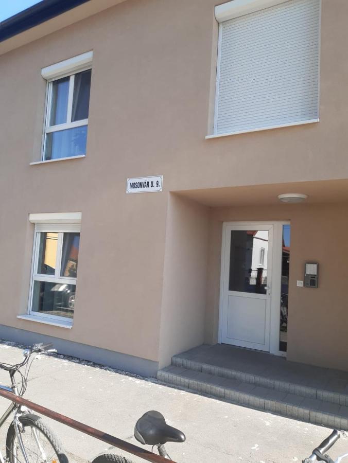 Swiss Apartment Mosonmagyaróvár Buitenkant foto