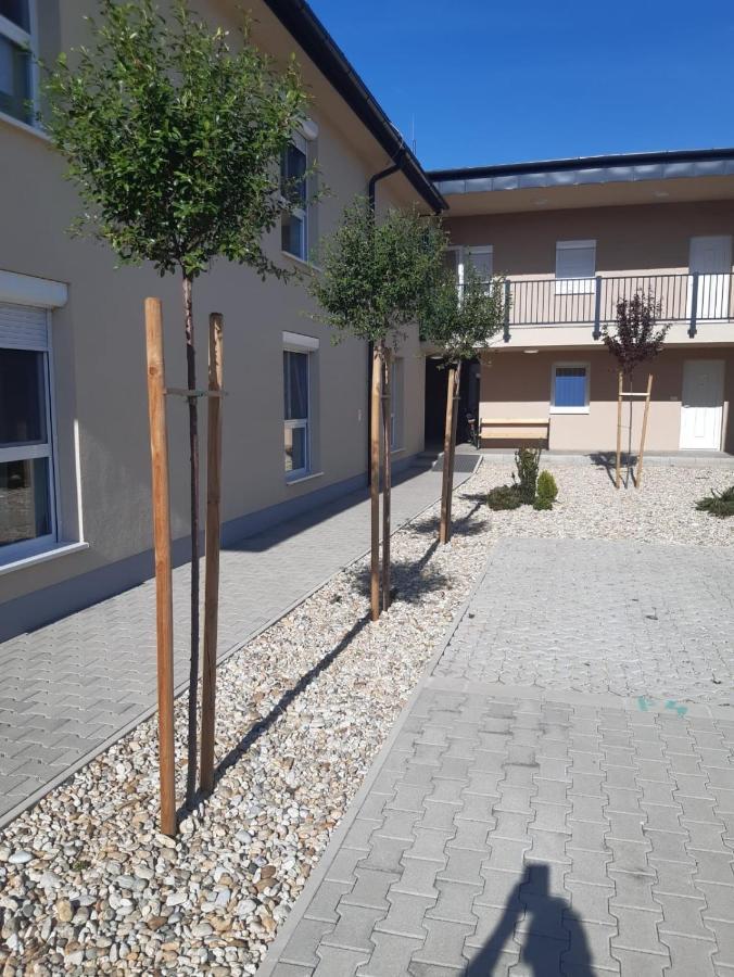 Swiss Apartment Mosonmagyaróvár Buitenkant foto