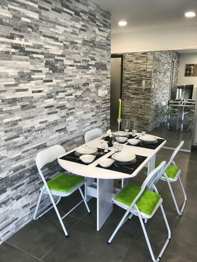 Swiss Apartment Mosonmagyaróvár Buitenkant foto